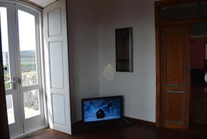 Televízia a/alebo spoločenská miestnosť v ubytovaní Casa Bermejo