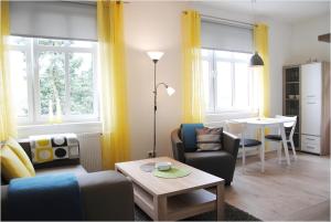 ein Wohnzimmer mit einem Sofa und einem Tisch in der Unterkunft Ferienwohnung in Sassnitz in Sassnitz