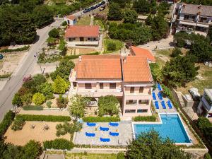 an aerial view of a house with a swimming pool at Apartmani Ana Juranić in Jurandvor