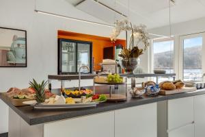 una cocina con buffet de comida en una barra en Danhostel Vejle, en Vejle 37 fotos más