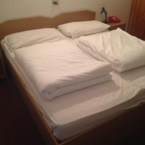 Un ou plusieurs lits dans un hébergement de l'établissement Hotel Ristorante Sassi Rossi