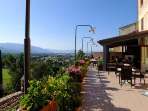 Vista generica sulle montagne o vista sulle montagne dall'interno dell'hotel