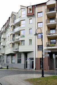 un immeuble d'appartements avec un éclairage de rue en face de celui-ci dans l'établissement Dream Apartment, à Świnoujście