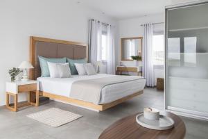 A bed or beds in a room at Impressive One