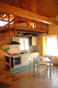 una cucina con tavolo e piano cottura forno superiore di Casa Angelino a Cannobio