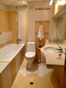 La salle de bains est pourvue d'une baignoire, de toilettes et d'un lavabo. dans l'établissement Hotel Cosmos, à Ruse