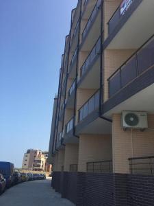 ポモリエにあるApartment Bliznaciのレンガ造りの建物で、バルコニーが側面にあります。