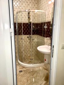 La salle de bains est pourvue d'une douche et d'un lavabo. dans l'établissement Beach Apartments Pomorie, à Pomorie