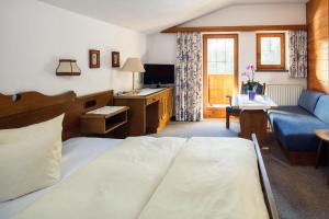 A bed or beds in a room at Haus am Mühlanger