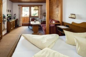 A bed or beds in a room at Haus am Mühlanger