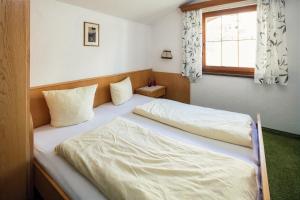 A bed or beds in a room at Haus am Mühlanger