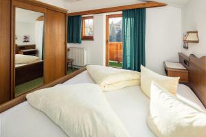 A bed or beds in a room at Haus am Mühlanger