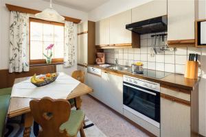A kitchen or kitchenette at Haus am Mühlanger