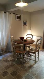 a dining room table and chairs in a room at La petite maison in Sisteron