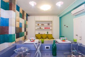 - une cuisine avec deux lavabos et un canapé dans une chambre dans l'établissement Casa Vacanza al Castello, à Barletta