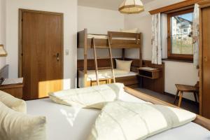A bed or beds in a room at Haus am Mühlanger