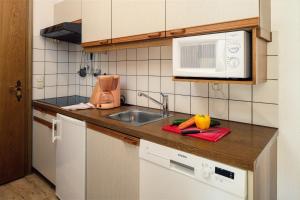 A kitchen or kitchenette at Haus am Mühlanger