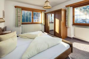 A bed or beds in a room at Haus am Mühlanger