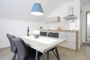 Kuchyň nebo kuchyňský kout v ubytování Apartments Nada