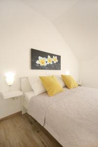 Postel nebo postele na pokoji v ubytování Apartments Nada + 37 fotografií