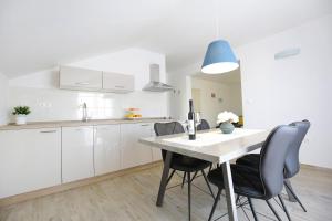 Kuchyň nebo kuchyňský kout v ubytování Apartments Nada