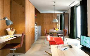 a room with a desk and a chair at Hotel Neri – Relais & Chateaux in Barcelona