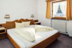 A bed or beds in a room at Haus am Mühlanger
