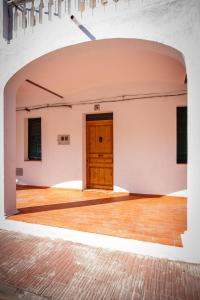 ein leeres Zimmer mit einer Tür und einem Backsteinboden in der Unterkunft Colonia Apartamento Rural in Bellmunt de Ciurana