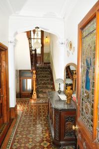 pasillo con escalera y habitación con mesa en Balmoral Guest House en Darlington