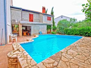 uma piscina no quintal de uma casa em Apartments Prostin 772 em Fažana