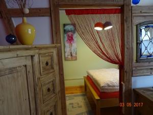 ein Schlafzimmer mit einem Bett, einer Kommode und einem Fenster in der Unterkunft "Zur Schmücke 69" in Ilmenau