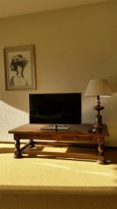A television and/or entertainment centre at Ferienwohnung "Casa Annabella"