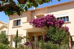 una casa con fiori viola di fronte di L' Escale Tranquille a Sète