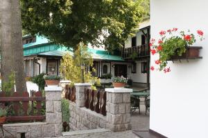 a street with flowers in pots on a fence at Hotel v Nebi in Josefŭv Dŭl