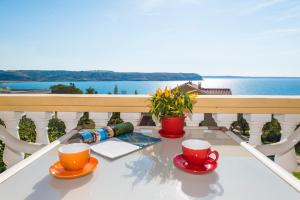 - une table avec deux tasses de café sur le balcon dans l'établissement Apartments Marko Dominik, à Ražanac