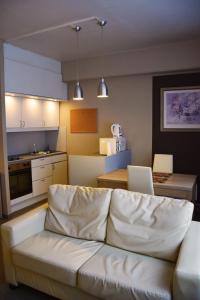 een woonkamer met een witte bank en een keuken bij City Apartments Antwerpen in Antwerpen