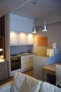 een keuken met een bank en een tafel in een kamer bij City Apartments Antwerpen in Antwerpen