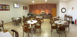 Mac Hotel في بالماس: مطعم فيه طاولات وكراسي في الغرفة