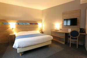 TV a/nebo společenská místnost v ubytování Hotel Restaurant Le Coquelicot