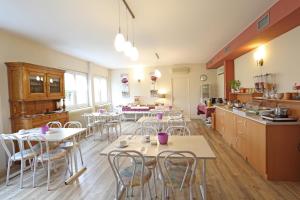 Kuchyň nebo kuchyňský kout v ubytování Hotel Restaurant Le Coquelicot