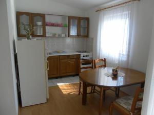 Cuisine ou kitchenette dans l'établissement Apartments Stojanović