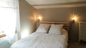 シストロンにあるLa petite maisonのベッドルーム1室(枕2つ、照明2つ付)