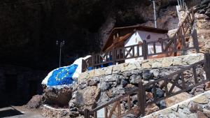 un edificio en la parte superior de una pared de piedra en Casa Cueva Manuel y María, en El Juncal 28 fotos más
