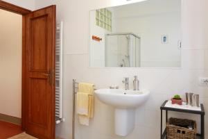 A bathroom at La Compagnia del Chianti