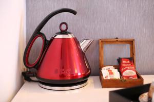 Czerwony czajnik do herbaty na blacie w obiekcie Lipotica Luxury Accommodation w mieście Zadar