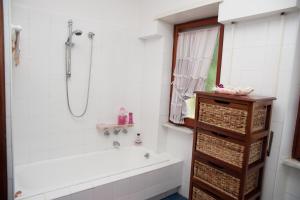 テッラチーナにあるHoliday Home Elenaの白いバスルーム(バスタブ、シャワー付)