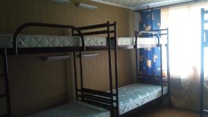 ザポリージャにあるHostel - Avaliani Streetの窓付きの客室で、二段ベッド2台が備わります。