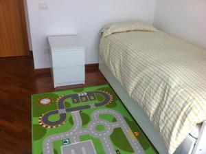 - une chambre avec un lit et un tapis de route à l'étage dans l'établissement silvia' s house, à La Spezia