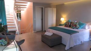 1 dormitorio con 1 cama y escalera. en Pousada Casa das Flores en Sao Jorge