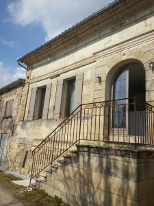 - un bâtiment en pierre avec un escalier devant dans l'établissement Gite Laulan, à Francs
